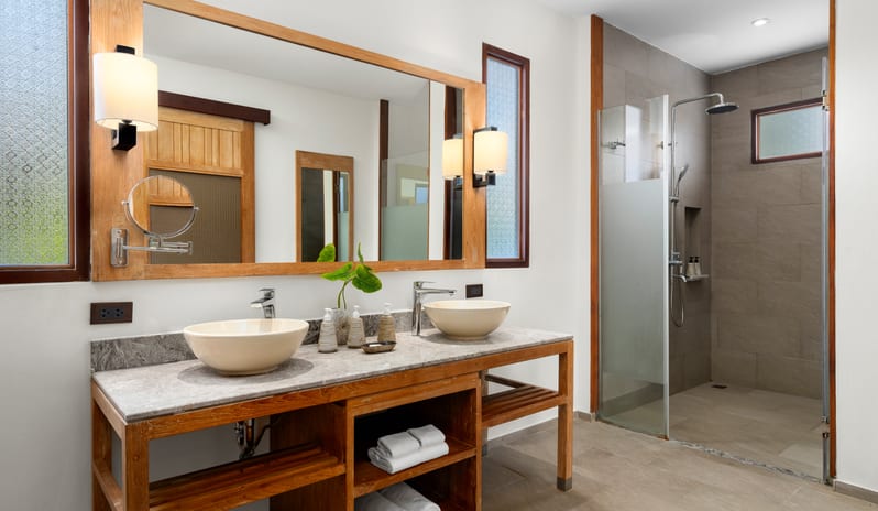 SAii PhiPhi Island Village Deluxe Premium Bungalow Bathroom